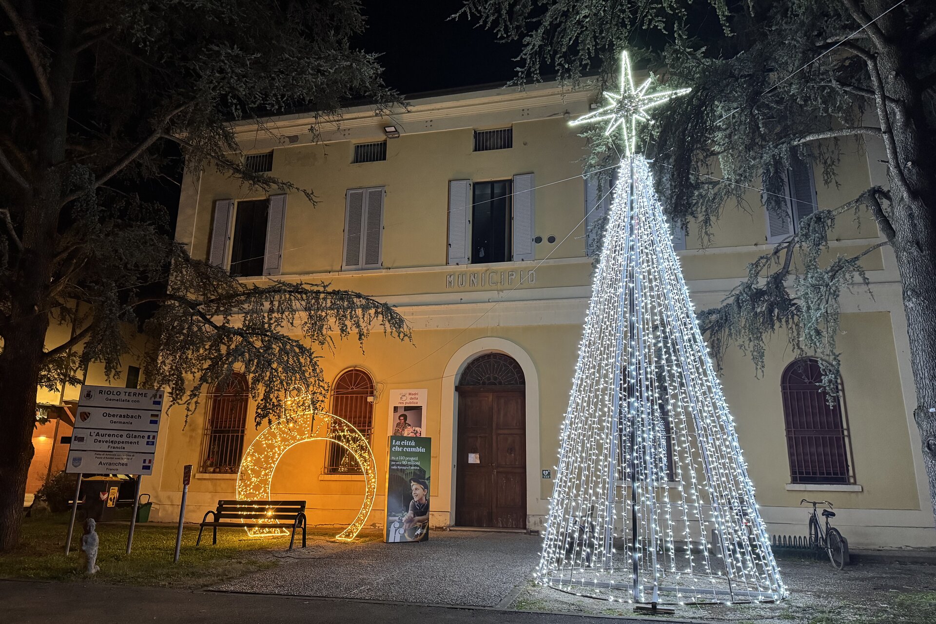 Miss Cecily And Her Hot Strings In Concerto